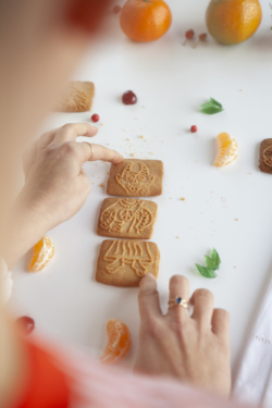 Personne Construisant Personnage Speculoos Maison Dandoy
