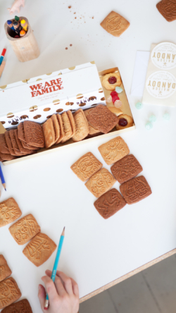 Personnages Speculoos Classique Vanille Sur Table Maison Dandoy