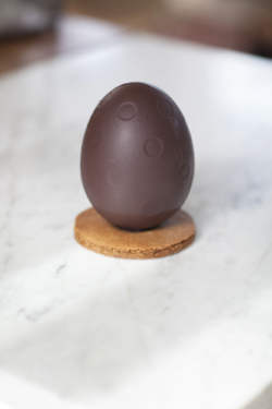 œuf Dandoy au chocolat fondant sur son socle de speculoos